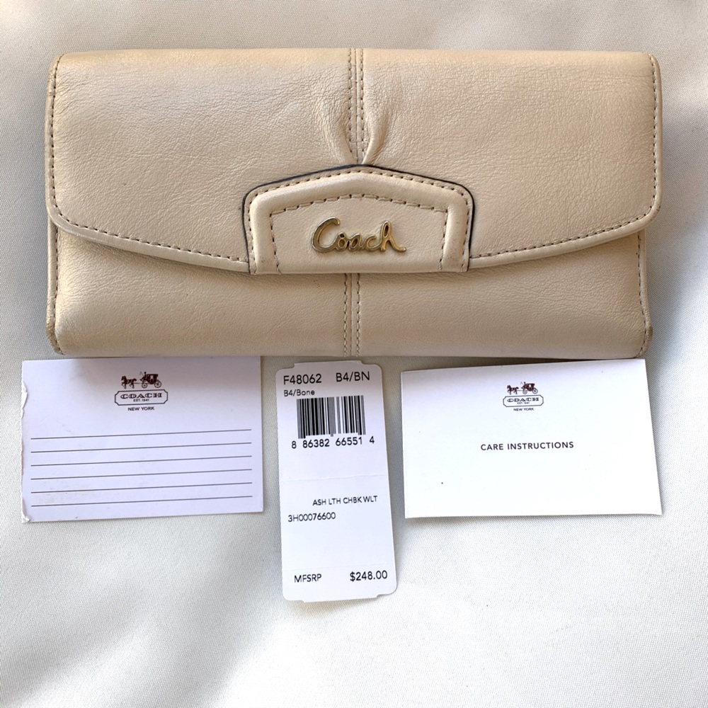 Coach wallet in nude and gold! Tag 🏷 included!